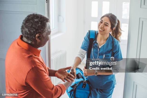 home care for old people - nurses imagens e fotografias de stock