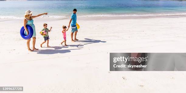 gehen wir zu diesem teil des strandes! - kids fun indonesia stock-fotos und bilder