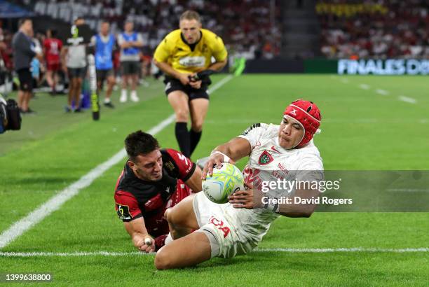 Cheslin Kolbe of Toulon goes over to score their side's second try during the EPCR Challenge Cup Final match between Lyon and RC Toulon at Stade...