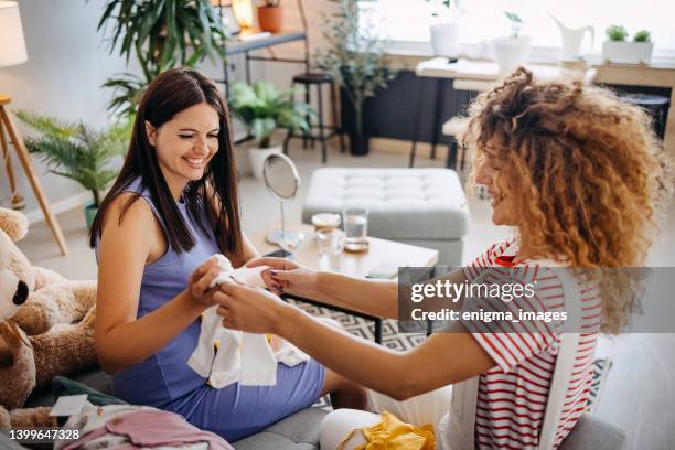 je suis tellement heureuse d’être maman - vêtement-de-bébé photos et images de collection