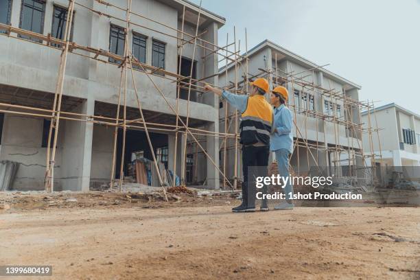 gestionnaire de site travaillant avec le client pour inspecter le site. - logement à prix abordable photos et images de collection