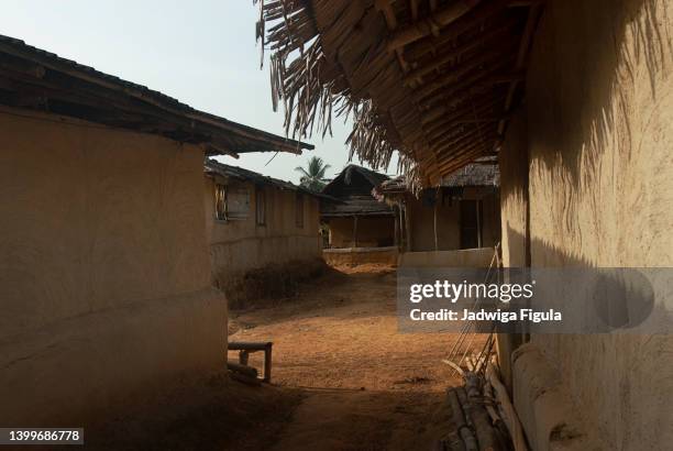 traditional mud houses in a remote village in liberia, west africa. - マッドハット ストックフォトと画像
