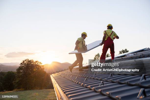 installation of solar panels on a roof. - renovatie begrippen stockfoto's en -beelden