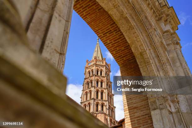 bell tower of basilica of saint sernin in toulouce city, france - toulouse imagens e fotografias de stock