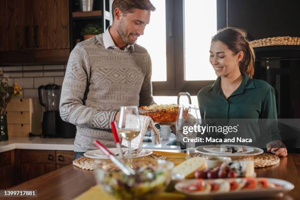 jugendliche essen hausgemachte mahlzeiten zu hause - wein und kochen stock-fotos und bilder