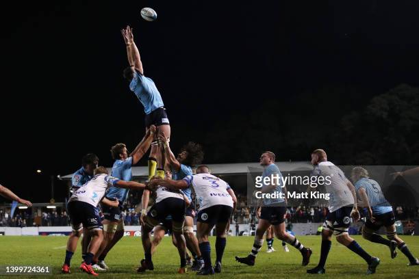 Jed Holloway of the Waratahs jumps at the lineout during the round 15 Super Rugby Pacific match between the NSW Waratahs and the Blues at Leichhardt...