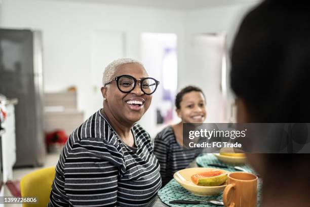 madre soltera desayunando con sus hijos en casa - chubby older woman fotografías e imágenes de stock