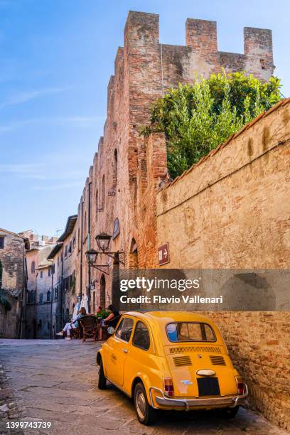 alley of certaldo - tuscany - fiat 500 stockfoto's en -beelden