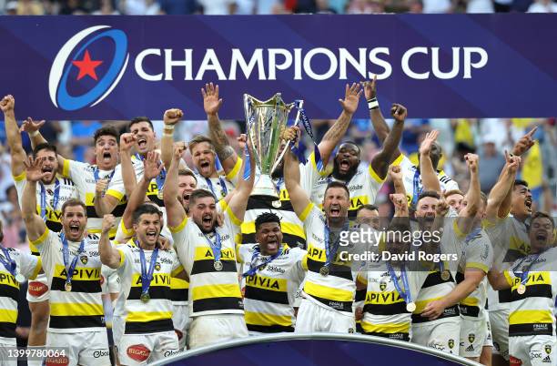 Gregory Alldritt of La Rochelle lifts the Heineken Champions Cup as their side celebrates after the final whistle following victory in the Heineken...