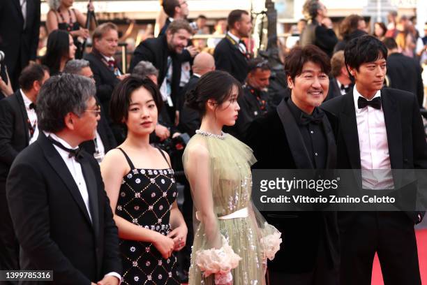 The cast of Broker Dong-won Gang, Song Kang-ho, Ji-eun Lee, Joo-Young Lee and Hirokazu Koreeda attend the closing ceremony red carpet for the 75th...