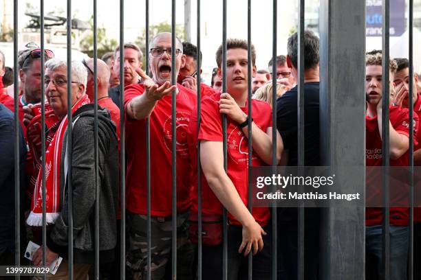 Liverpool fans react as they queue outside the stadium prior to the UEFA Champions League final match between Liverpool FC and Real Madrid at Stade...