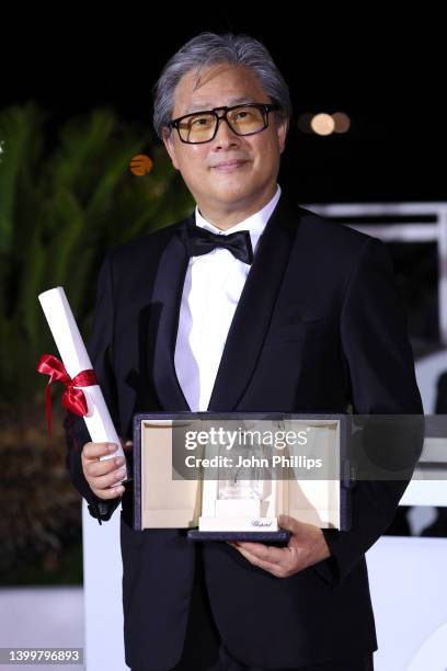 Director Park Chan-wook poses with the Best Director Palme d'Or Award for the movie 'Heojil Kyolshim' during the winner photocall during the 75th...