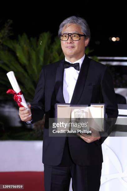 Director Park Chan-wook poses with the Best Director Palme d'Or Award for the movie 'Heojil Kyolshim' during the winner photocall during the 75th...
