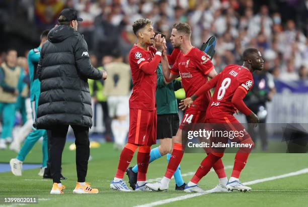 Naby Keita replaces Jordan Henderson of Liverpool during the UEFA Champions League final match between Liverpool FC and Real Madrid at Stade de...