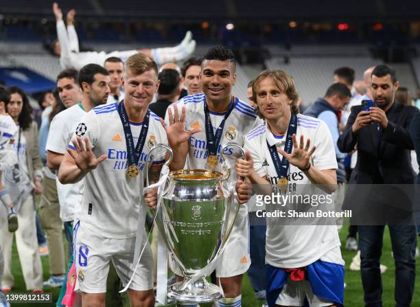 Toni Kroos, Casemiro and Luka Modric of Real Madrid celebrate with the UEFA Champions League trophy after their sides victory during the UEFA...