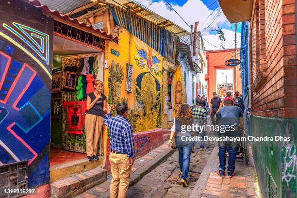 bogotá, colombia - turistas y colombianos locales en la calle del embudo, en el histórico distrito de la candelaria de la capital de los andes en américa del sur. - calle del embudo fotografías e imágenes de stock