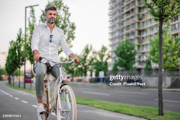 mann mit dem fahrrad - velofahren stock-fotos und bilder