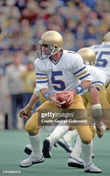 Quarterback Blair Kiel of the University of Notre Dame Fighting Irish turns to hand off the football during a college football game against the...