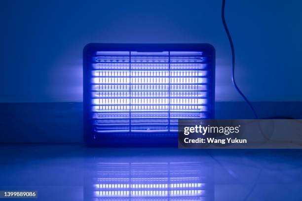 mosquito killer lamp - luce ultravioletta foto e immagini stock