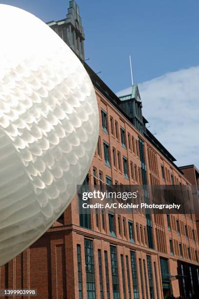 large ship's propeller in front of office building at brooktorhafen in hafencity in hamburg - steinhaus stock-fotos und bilder