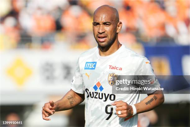 Thiago Santana of Shimizu S-Pulse looks on during the J.LEAGUE Meiji Yasuda J1 16th Sec. Match between Kashiwa Reysol and Shimizu S-Pulse at SANKYO...