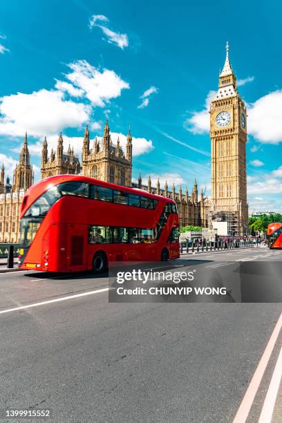 tráfico en londres en el big ben y westminster bridge - autobús de dos pisos fotografías e imágenes de stock