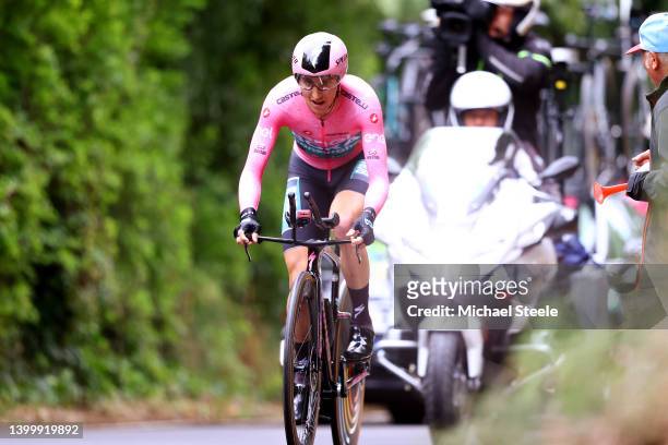 Jai Hindley of Australia and Team Bora - Hansgrohe Pink Leader Jersey sprints during the 105th Giro d'Italia 2022, Stage 21 a 17,4km individual time...