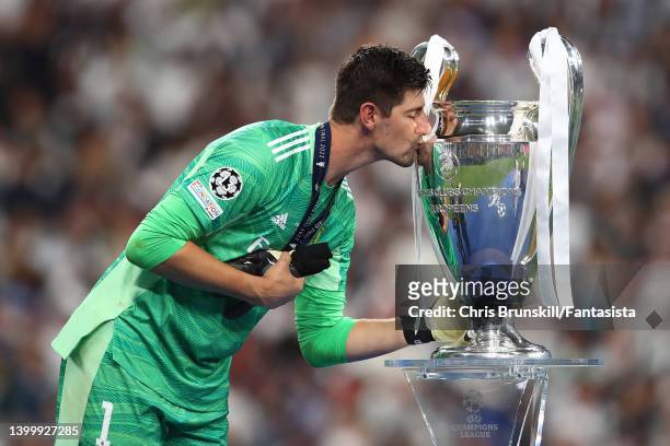 Thibaut Courtois of Real Madrid kisses the trophy following the UEFA Champions League final match between Liverpool FC and Real Madrid at Stade de...