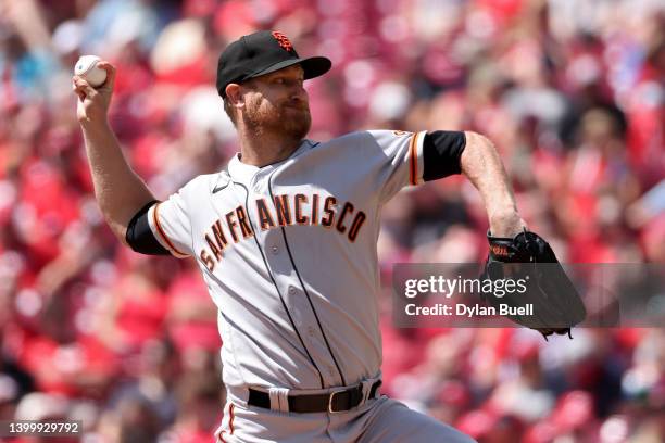 Alex Cobb of the San Francisco Giants pitches in the first inning against the Cincinnati Reds at Great American Ball Park on May 29, 2022 in...
