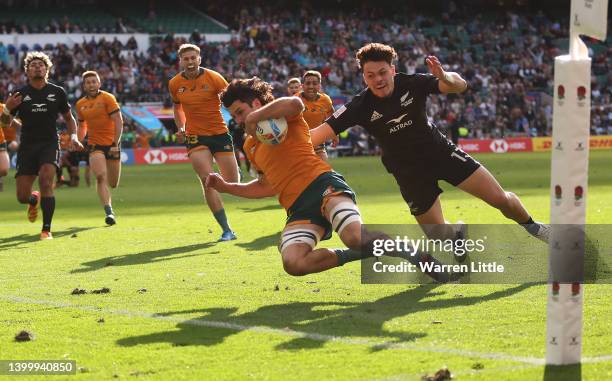 Henry Paterson of Australia scores the winning try to beat New Zealand in the final of the HSBC World Rugby Sevens Series on May 29, 2022 in London,...