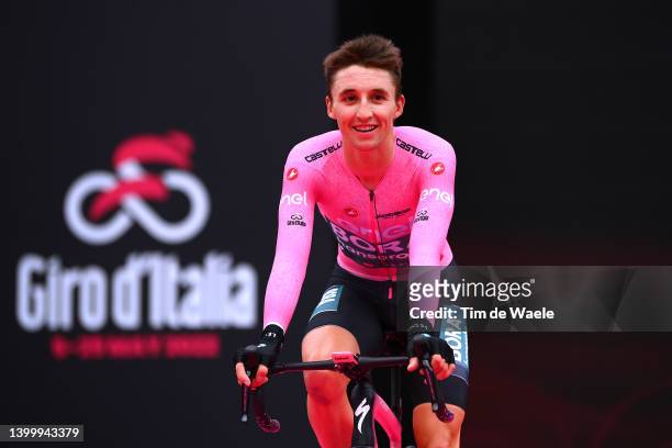 Jai Hindley of Australia and Team Bora - Hansgrohe Pink Leader Jersey crosses the finish line and waves the crowd at the Arena di Verona during the...