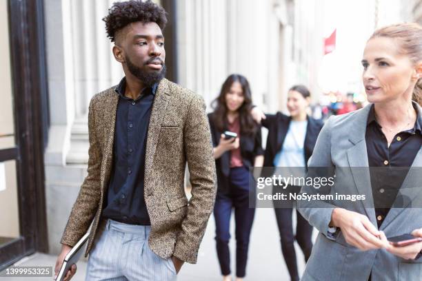 geschäftsleute eilen ins büro - new york personas stock-fotos und bilder