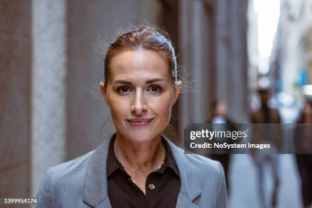 businesswoman close up shot - financieel beroep stockfoto's en -beelden