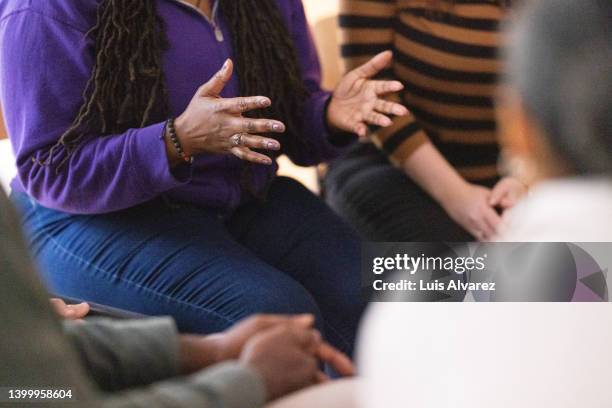 woman sharing her difficulties with the support group - anonyme alkoholiker stock-fotos und bilder