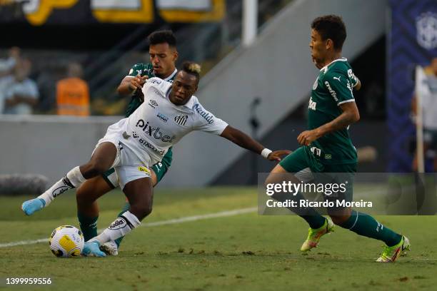 Jhojan Julio of Santos competes for the ball with Gabriel Menino and Marcos Rocha of Palmeiras during the match between Santos and Palmeiras as part...