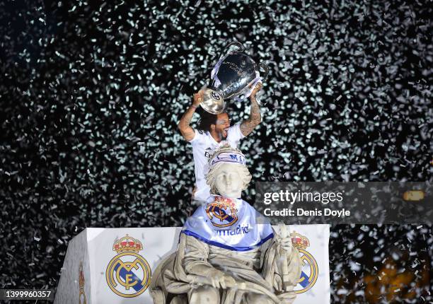 Marcelo of Real Madrid celebrates with the trophy beside the statue of Cibeles after winning the UEFA Champions League Final on May 29, 2022 in...