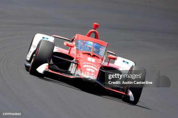 Marcus Ericsson, driver of the Huski Chocolate Chip Ganassi Racing Honda, leads a pack of cars during the 106th running of the Indianapolis 500 at...