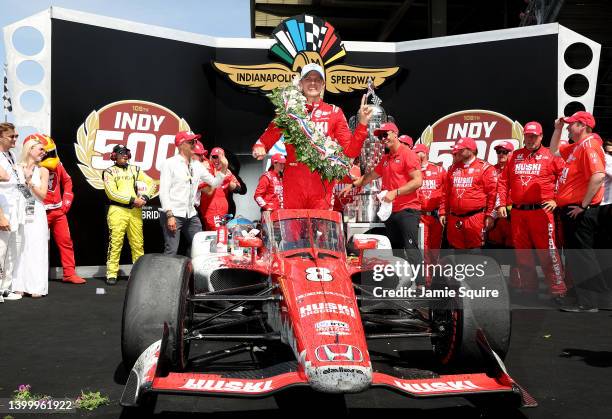 Marcus Ericsson of Sweden, driver of the Chip Ganassi Racing Honda, poses in Victory Lane after winning the 106th Running of The Indianapolis 500 at...