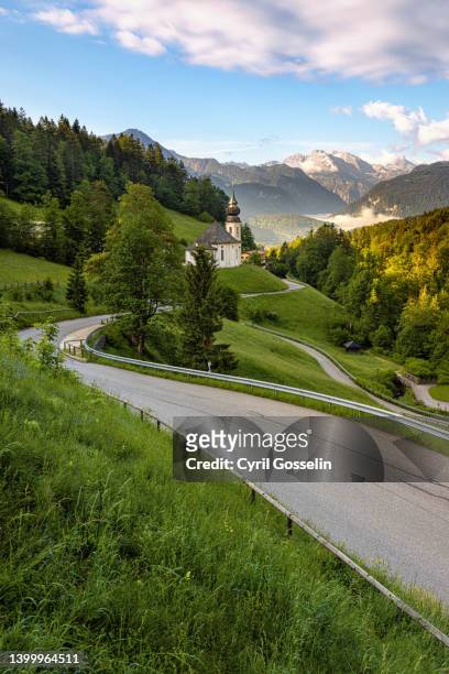 scenic road in bavaria during springtime - alpen bayern fotografías e imágenes de stock