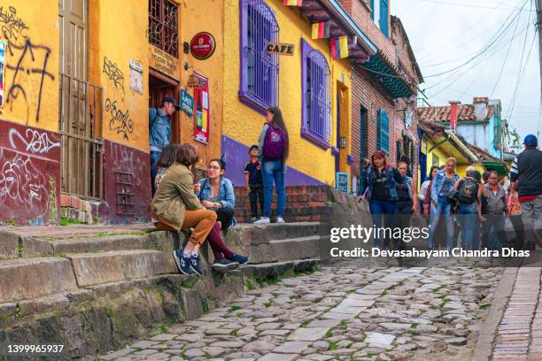 bogotá, colombia - colombianos locales en la empedrada calle del embudo, en el histórico distrito de la candelaria de la capital de los andes sudamericanos - calle del embudo fotografías e imágenes de stock