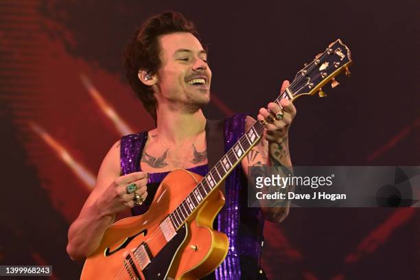 Harry Styles performs on stage during Radio 1's Big Weekend 2022 at War Memorial Park on May 29, 2022 in Coventry, England.