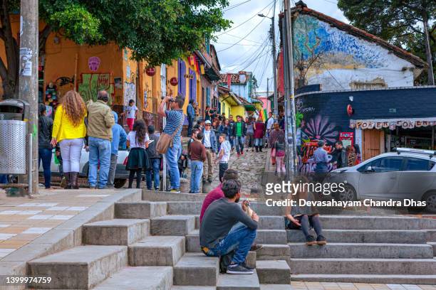 bogotá, colombia - colombianos locales y turistas en la empedrada calle del embudo, en el histórico distrito de la candelaria de la capital de los andes sudamericanos - calle del embudo fotografías e imágenes de stock