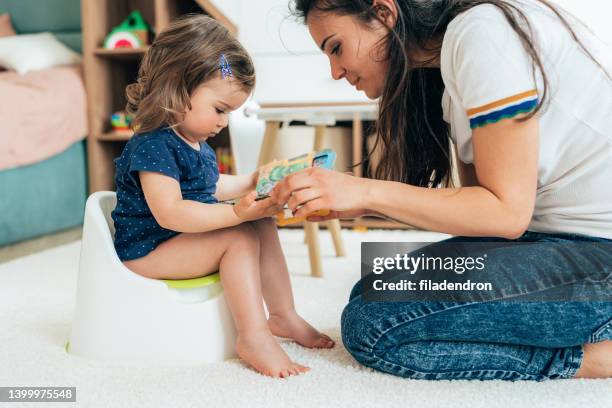 potty training - plaspot stockfoto's en -beelden