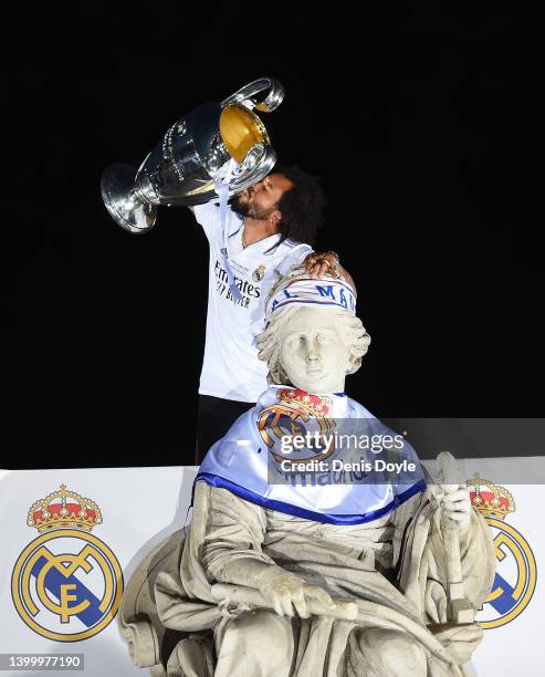 Marcelo of Real Madrid celebrates with the trophy beside the statue of Cibeles after winning the UEFA Champions League Final on May 29, 2022 in...