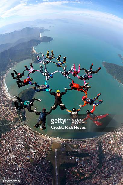 skydive formation - fallschirmsprung stock-fotos und bilder