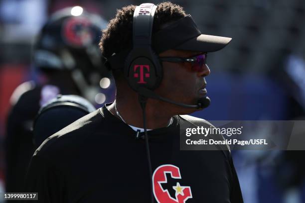 Head coach Kevin Sumlin of the Houston Gamblers reviews the playbook in the first quarter of the game against the Philadelphia Stars at Protective...