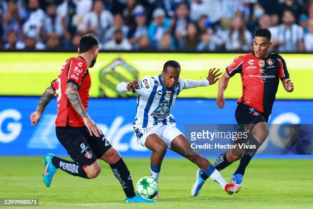 Aviles Hurtado of Pachuca fights for the ball with Emanuel Aguilera and Anderson Santamaría of Atlas during the final second leg match between...