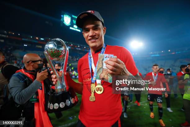 Anderson Santamaría of Atlas poses with the champions trophy after the final second leg match between Pachuca and Atlas as part of the Torneo Grita...