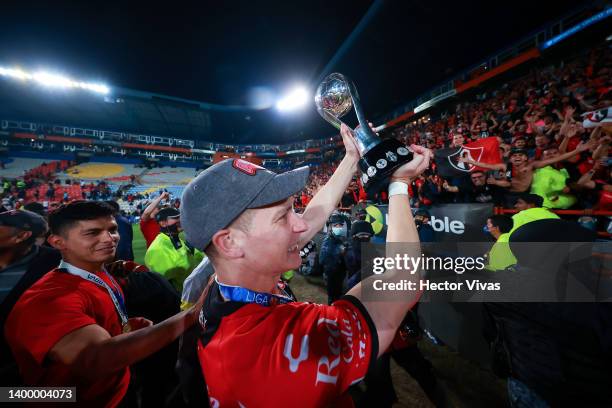 Julio Furch of Atlas celebrates with the champion's trophy after the final second leg match between Pachuca and Atlas as part of the Torneo Grita...