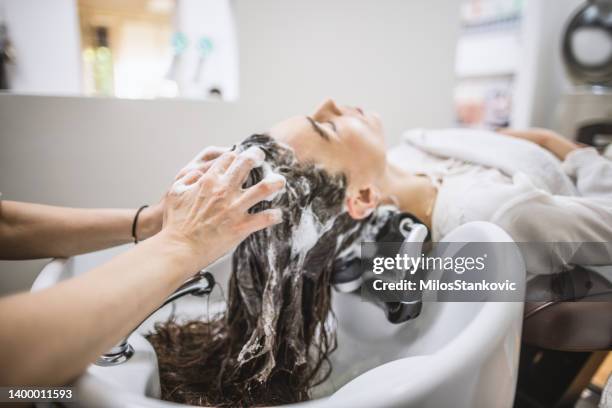 conseguir un lavado de pelo en una peluquería - cuero cabelludo fotografías e imágenes de stock